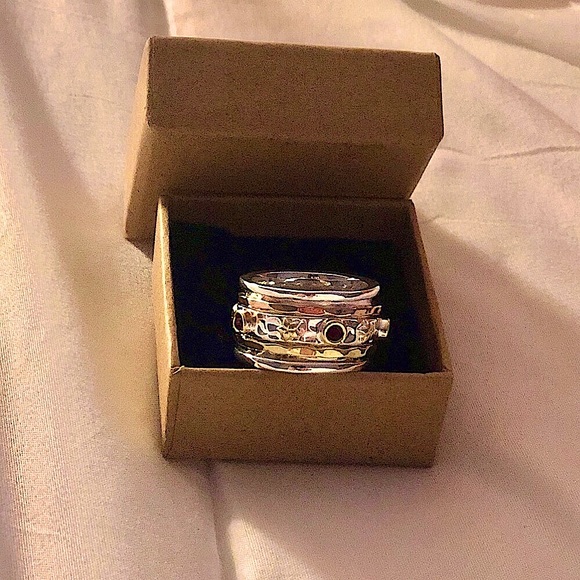 NWT Garnet/Tri-Tone Raised Daisies Spinner Ring, Sz. 8 - Picture 8 of 10